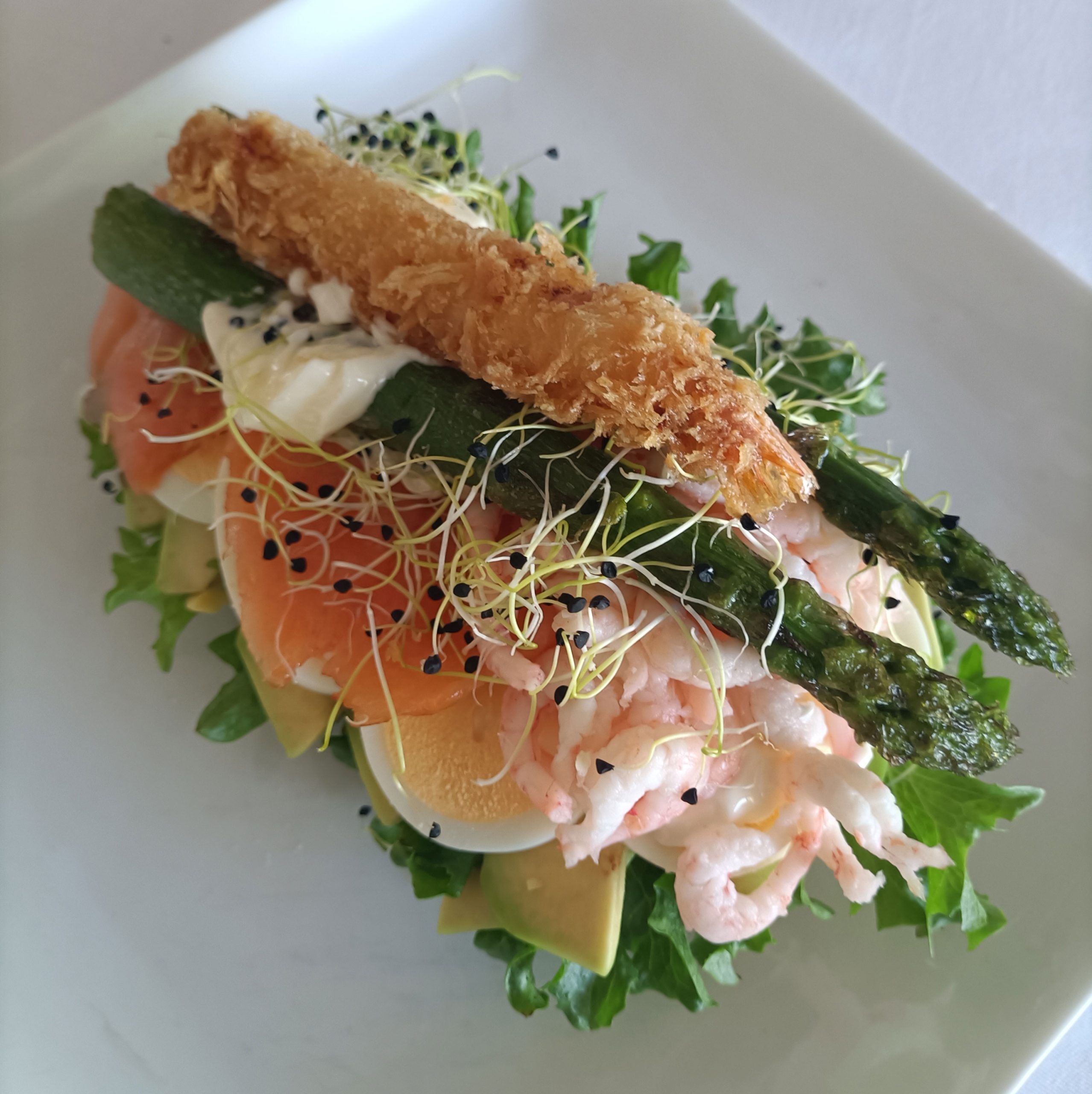 Crostone lavet på ristet brød med salat, ostecrem, avocado, asparges, røget laks æg, og rejer