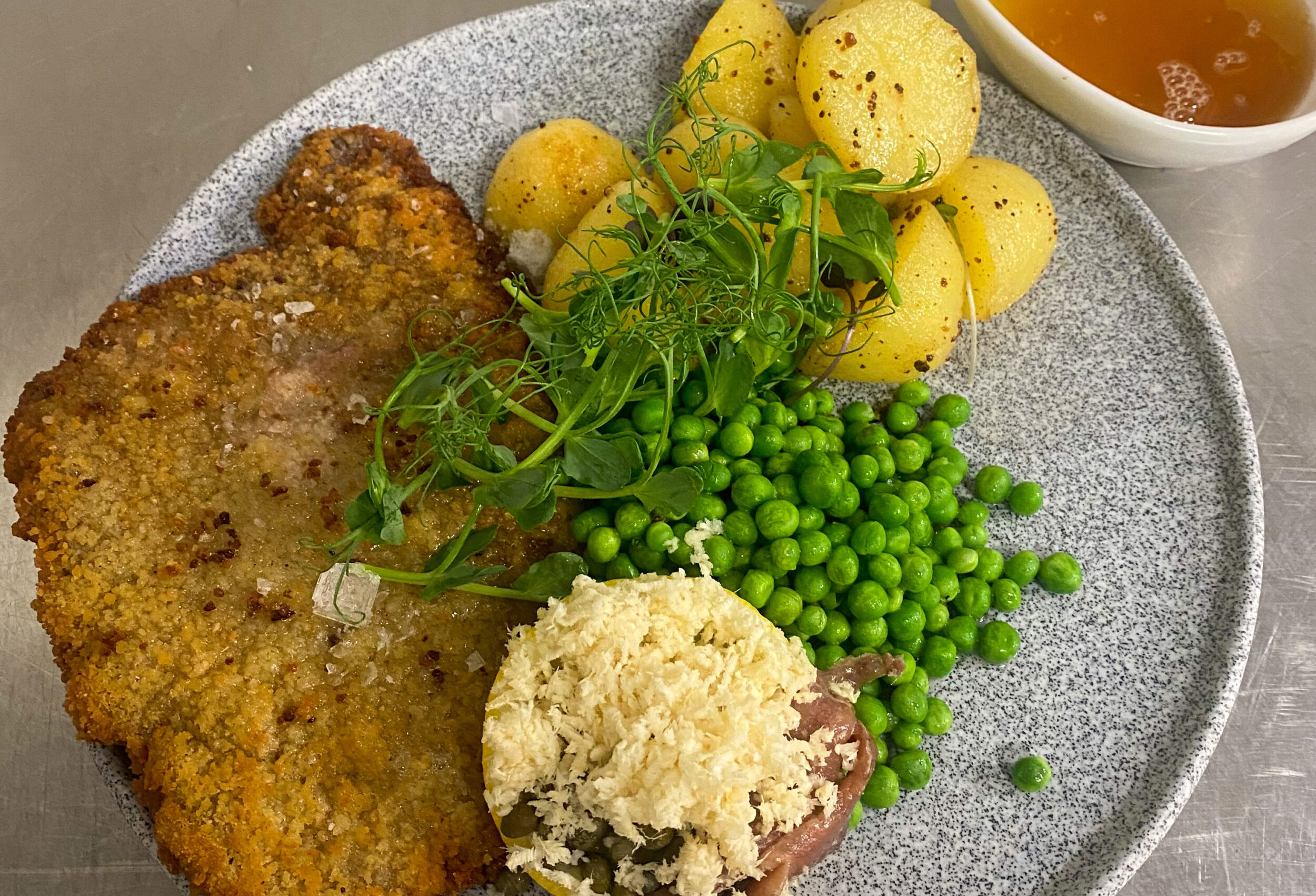 Wienersnitzel med ærter, kartofler ’med dreng’