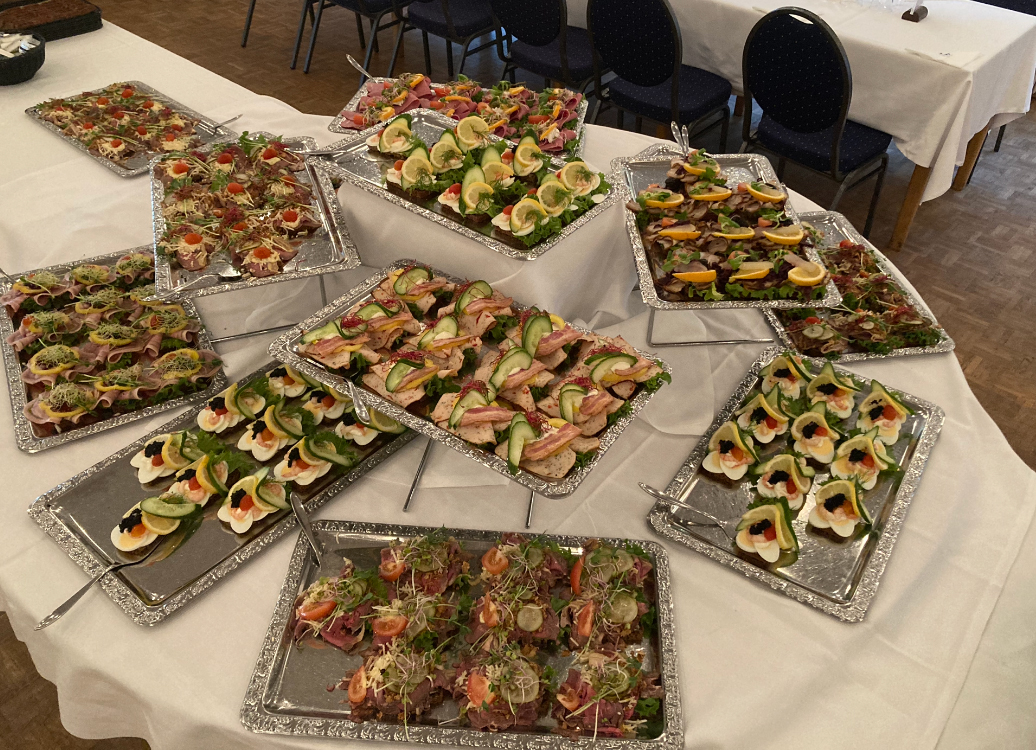 Smørrebrødsbuffet med 8 forskellige slags smørrebrød